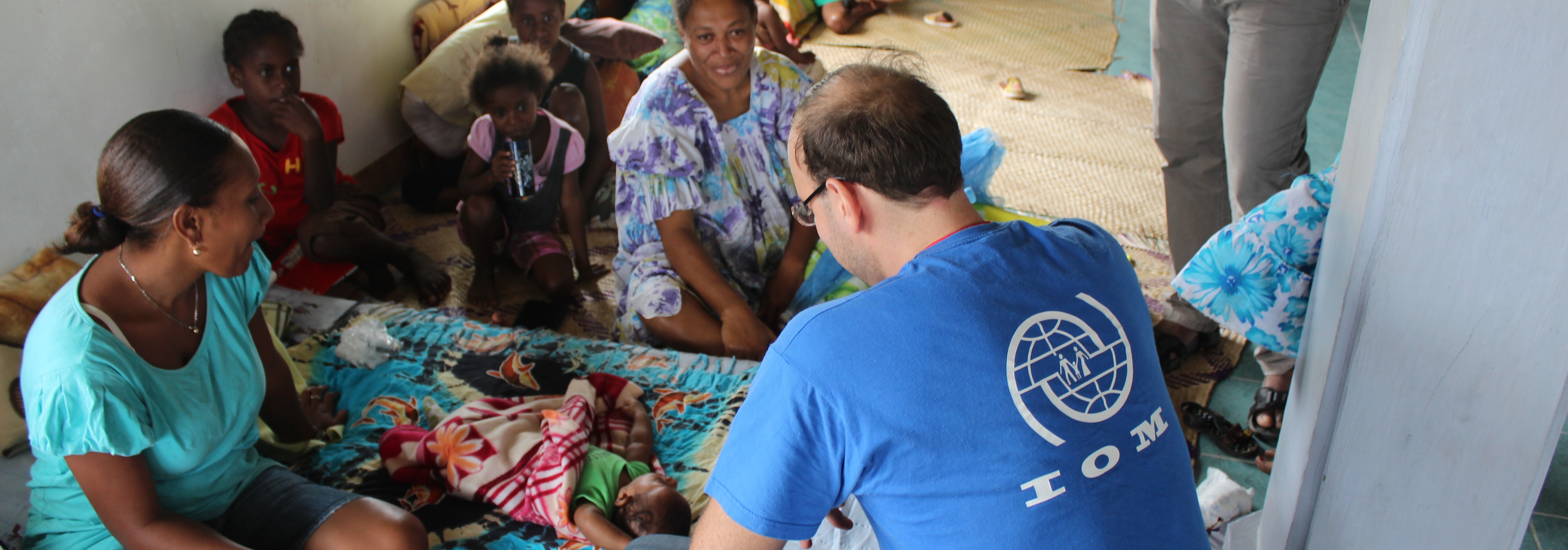 IOM supporting at the Ponga Church evacuation centre in Vanuatu (Photo Credit: IOM / Joe Lowry 2015)